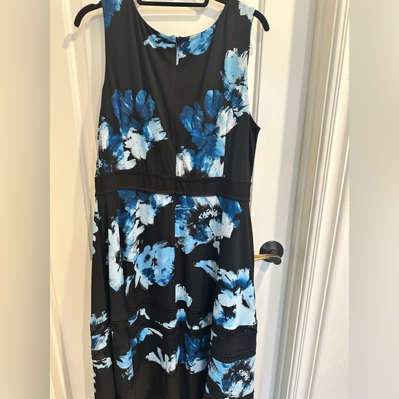 NWT Women’s Taylor Sleeveless Black and Blue Floral Midi Dress - Picture 6 of 7